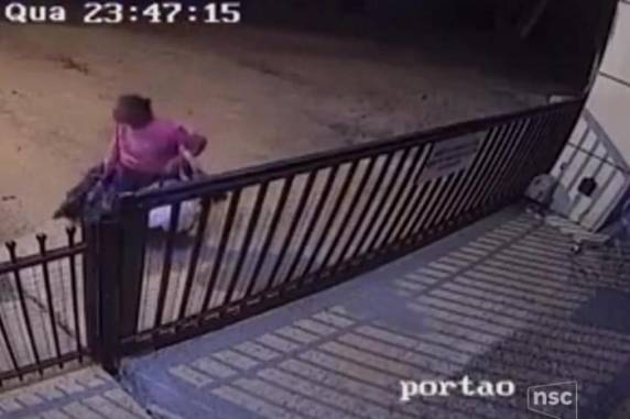 Na quinta-feira, os mesmos familiares que abandonaram a senhora a levaram de volta para 

Tijucas, na Grande Florianópolis, onde moram