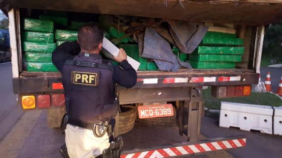 Droga estava em uma carreta, escondida em meio a carga de milho