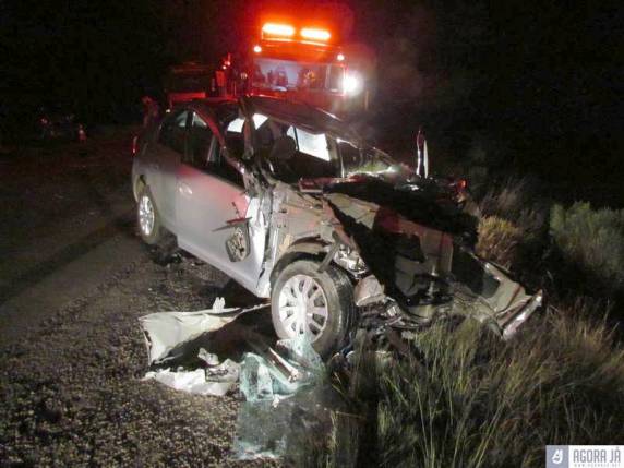 Renault/Logan 

colidiu na traseira de caminhão bi trem, motorista ficou preso no veículo que sofreu princípio de incêndio