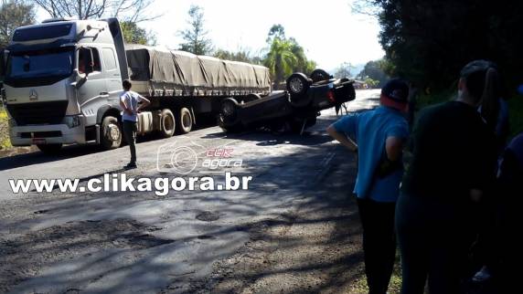 Caminhonete capota depois de colidir com caminhão na BR 386 - foto 2