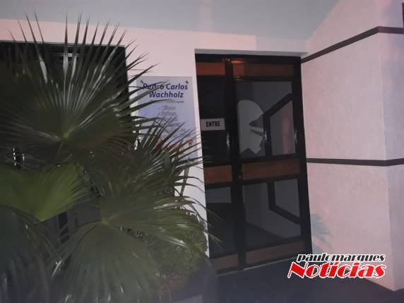 Vidro da porta de consultório odontológico é quebrado, no
Centro de Três de Maio - foto 2