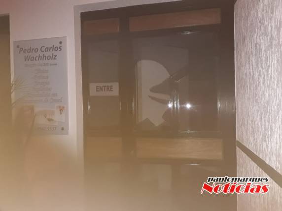 Vidro da porta de consultório odontológico é quebrado, no
Centro de Três de Maio - foto 3