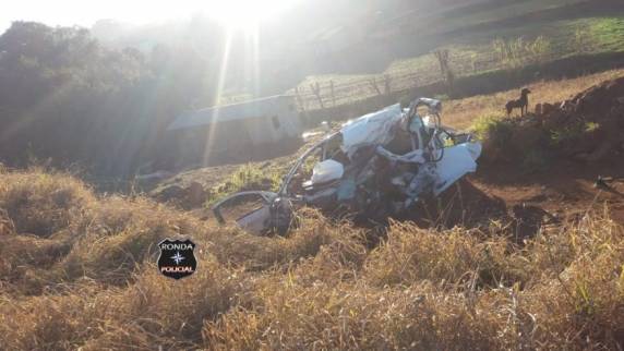 Mulher morre em grave
acidente entre carro e carreta na SC-155 em Bom Jesus - foto 2