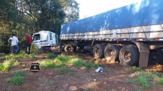 Mulher morre em grave
acidente entre carro e carreta na SC-155 em Bom Jesus - foto 3