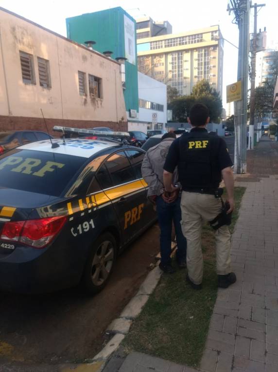 PRF apreende carreta com 450 mil maços de cigarros contrabandeados na BR 282 - foto 2
