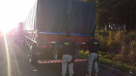PRF apreende carreta com 450 mil maços de cigarros contrabandeados na BR 282 - foto 3