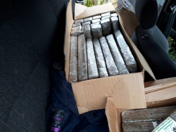 PC e PRF prendem três e apreendem 200 kg de maconha em
Tio Hugo - foto 4