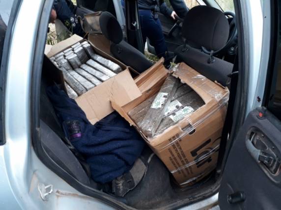 PC e PRF prendem três e apreendem 200 kg de maconha em
Tio Hugo - foto 3