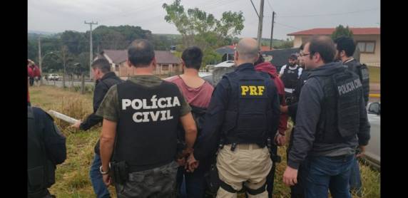 PC e PRF prendem três e apreendem 200 kg de maconha em
Tio Hugo - foto 7