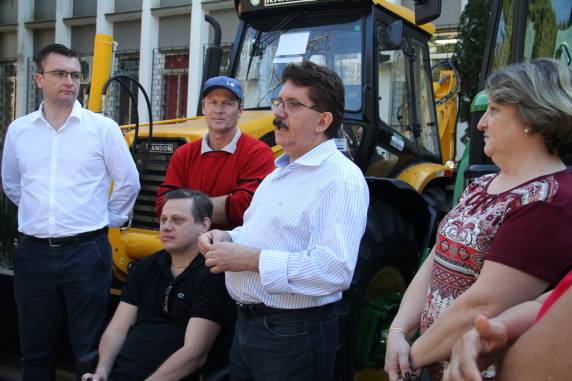 Três de Maio recebe novas máquinas para Agricultura - foto 2