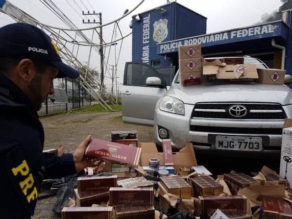 PRF apreende cigarros contrabandeados
escondidos dentro de caixas em Itajaí - foto 2