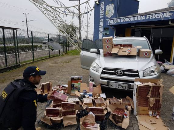 PRF apreende cigarros contrabandeados
escondidos dentro de caixas em Itajaí - foto 3