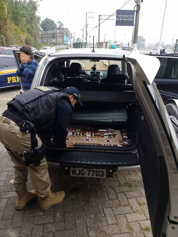 PRF apreende cigarros contrabandeados
escondidos dentro de caixas em Itajaí - foto 4