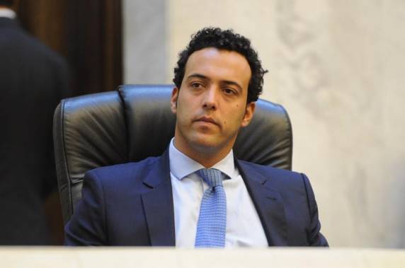 Dois pilotos também morreram na 

queda, no município de Paula Freitas, no sul do estado, de acordo com a assessoria do deputado do PSDB