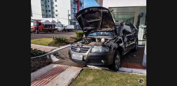 VÍDEO: Veículo tomba no centro após colisão lateral - foto 2