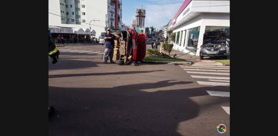 VÍDEO: Veículo tomba no centro após colisão lateral - foto 5