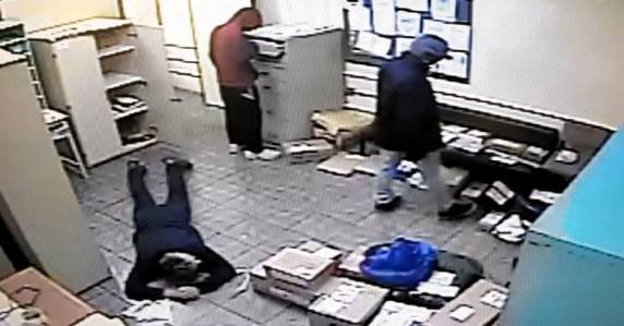 VÍDEO: Veículo tomba no centro após colisão lateral - foto 3