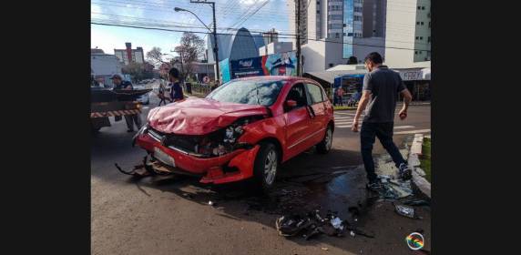 VÍDEO: Veículo tomba no centro após colisão lateral - foto 4