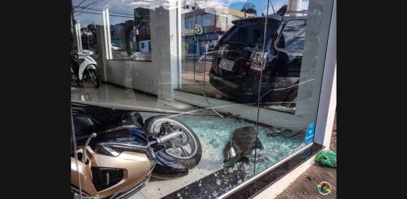VÍDEO: Veículo tomba no centro após colisão lateral - foto 6