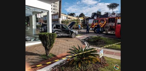 VÍDEO: Veículo tomba no centro após colisão lateral - foto 7