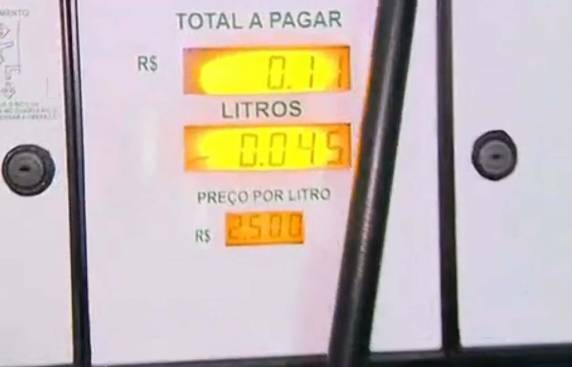 Desde as 19h de terça-feira (24) motoristas 

faziam fila em um posto localizado na Avenida Ipiranga, em Porto Alegre, para comprar gasolina mais barata