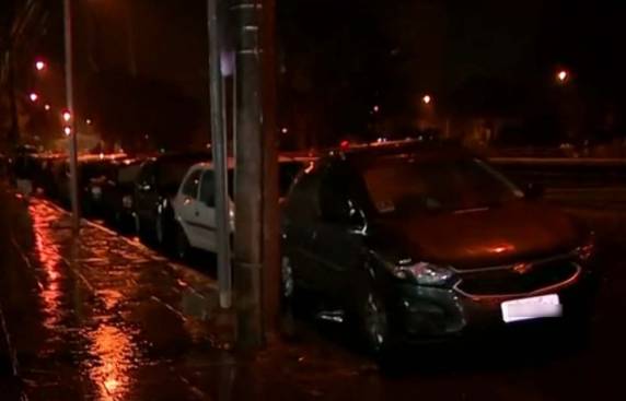 Desde as 19h de terça-feira (24) motoristas 

faziam fila em um posto localizado na Avenida Ipiranga, em Porto Alegre, para comprar gasolina mais barata