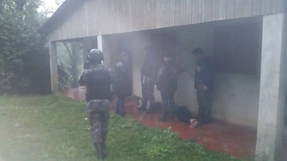 Os bandidos 

entraram em confronto com a polícia e um deles foi morto