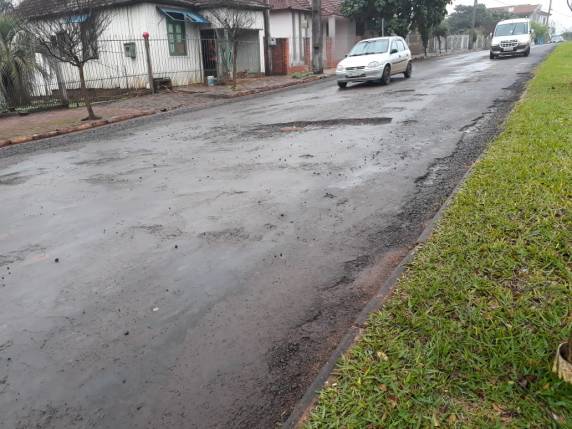 Motoristas reclamam de buracos na Avenida Santa Rosa - foto 2