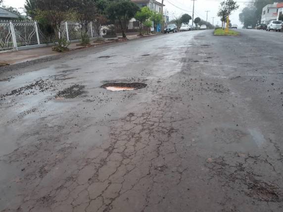 Motoristas reclamam de buracos na Avenida Santa Rosa - foto 3