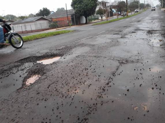 Motoristas reclamam de buracos na Avenida Santa Rosa - foto 7