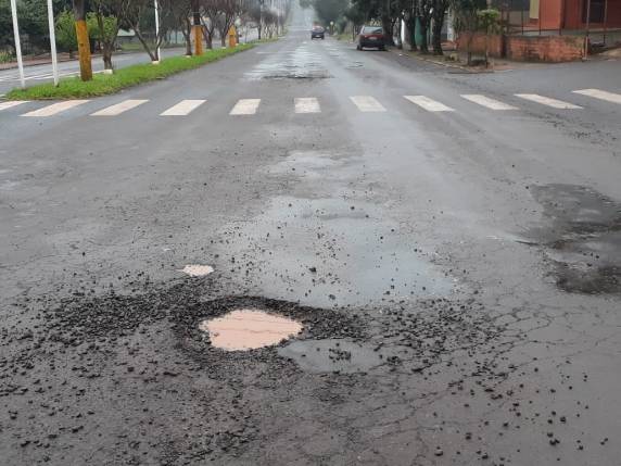 Motoristas reclamam de buracos na Avenida Santa Rosa - foto 5