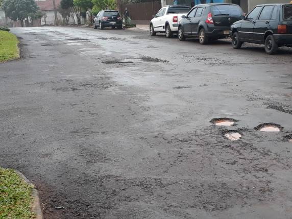 Motoristas reclamam de buracos na Avenida Santa Rosa - foto 4
