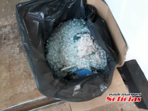 Ladrão quebra porta de posto de combustível para furtar, no centro de
Três de Maio - foto 3
