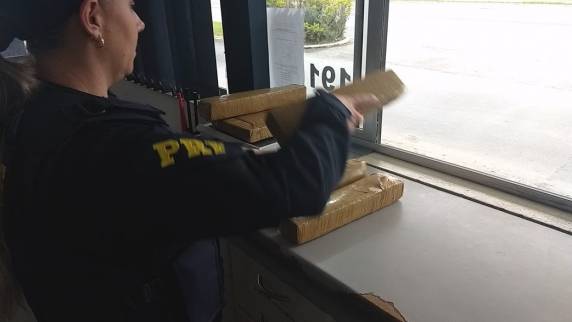 PRF apreende adolescente com mais de 5 kg de maconha em
ônibus - foto 3