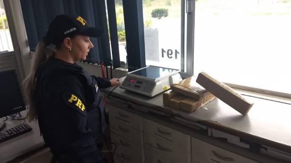 PRF apreende adolescente com mais de 5 kg de maconha em
ônibus - foto 2