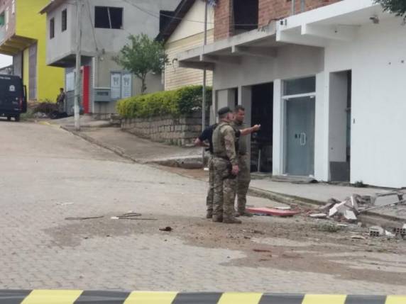 Criminosos explodiram um caixa eletrônico, e choque atingiu muro 

de residência vizinha