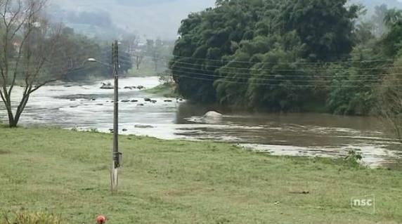 Grupo de caiaques também foi usado 

neste sábado. Dois primos de 8 anos estavam brincando quando desapareceram na tarde de quinta
