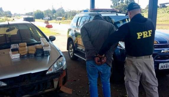 Polícia suspeitou da atitude do homem durante abordagem ocorrida em Seberi, no Norte do estado. Droga estava em fundo 

falso
