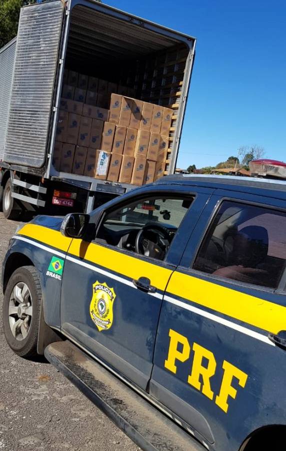 PRF
apreende 370 mil maços de cigarros contrabandeados em Vargem Bonita - foto 3
