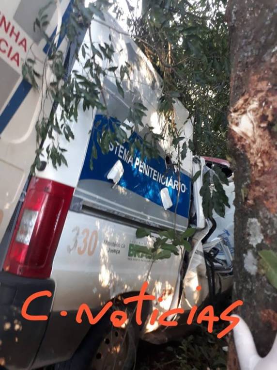 Acidente envolve ambulância da Susepe que transportava detento e um automóvel na RS 342 - foto 2