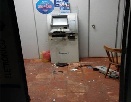 Segundo a polícia, os 

bandidos conseguiram levar dinheiro
