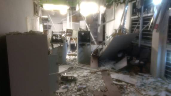 Criminosos
explodem agência bancária em Fontoura Xavier - foto 4