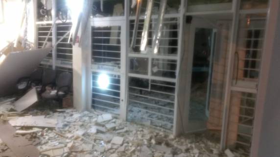 Criminosos
explodem agência bancária em Fontoura Xavier - foto 3
