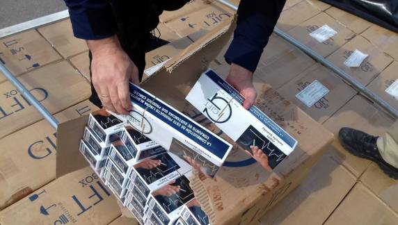 Carreta com 450 mil maços de cigarros contrabandeados é apreendida na BR 101 em Paulo Lopes - foto 3