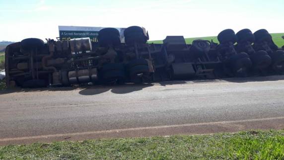 Carreta tomba no trevo de Independência - foto 2