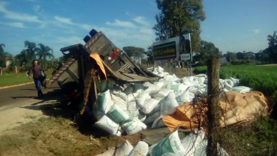 Carreta tomba no trevo de Independência - foto 4