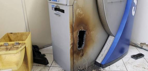 Suspeitos arrombaram porta do prédio da administração pública na 

madrugada desta sexta-feira, conforme a prefeitura