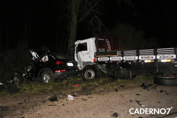 Acidente aconteceu no começo da madrugada de 

sábado, nas proximidades do corredor de Bagé. Motorista de Audi morreu na hora