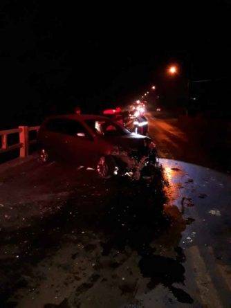Mulher fica ferida depois de veículo bater
contra o guarda-corpo de uma ponte, em Ijuí - foto 3