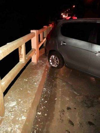 Mulher fica ferida depois de veículo bater
contra o guarda-corpo de uma ponte, em Ijuí - foto 4
